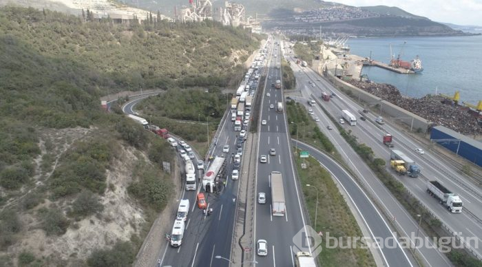 TEM'de TIR devrildi, 5 kilometrelik kuyruk oluştu