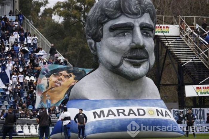 Maradona'ın ilk idmanına 10 binler akın etti!