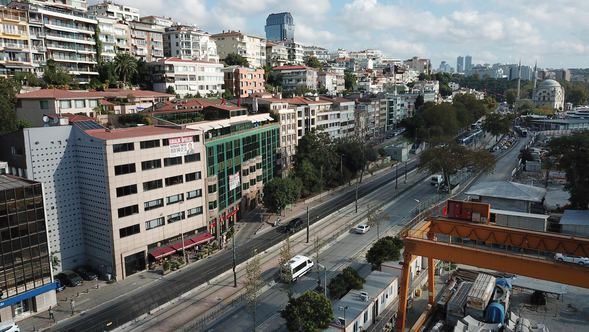 Kadın cinayetlerine farkındalık yaratmak için duvara 440 çift ayakkabı asıldı