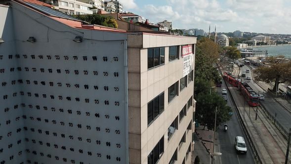 Kadın cinayetlerine farkındalık yaratmak için duvara 440 çift ayakkabı asıldı