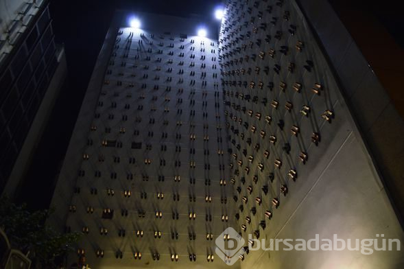 Kadın cinayetlerine farkındalık yaratmak için duvara 440 çift ayakkabı asıldı