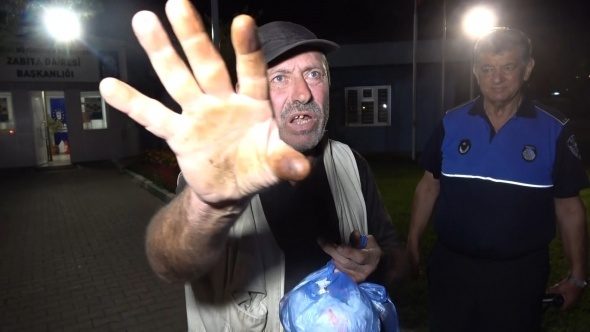 Dilencinin üzerinden çıkan para zabıta ekiplerini şaşkına çevirdi!