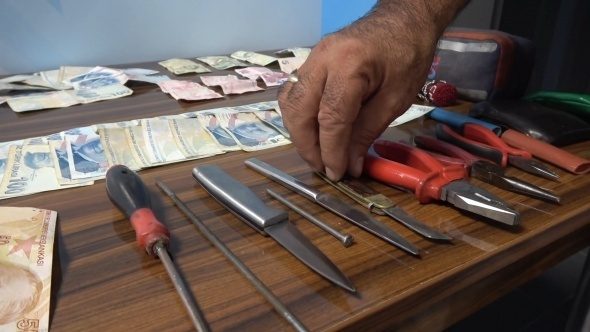Dilencinin üzerinden çıkan para zabıta ekiplerini şaşkına çevirdi!