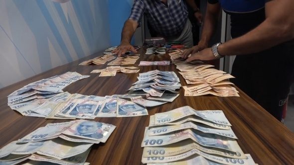 Dilencinin üzerinden çıkan para zabıta ekiplerini şaşkına çevirdi!