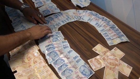 Dilencinin üzerinden çıkan para zabıta ekiplerini şaşkına çevirdi!