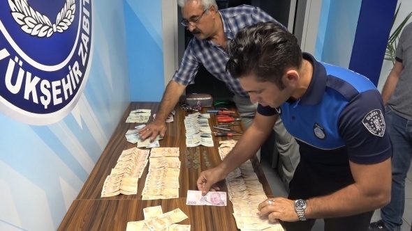 Dilencinin üzerinden çıkan para zabıta ekiplerini şaşkına çevirdi!
