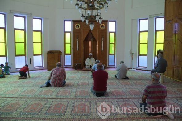 Gündüz imam, akşam hakem