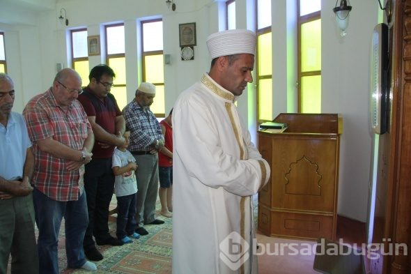 Gündüz imam, akşam hakem