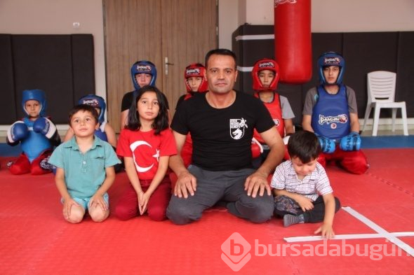 Gündüz imam, akşam hakem