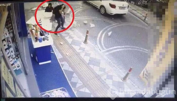 Yolda yürürken başlarına dış cephe kaplaması düştü!