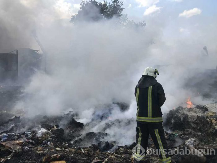 Bursa'da yedi emin deposunda büyük yangın