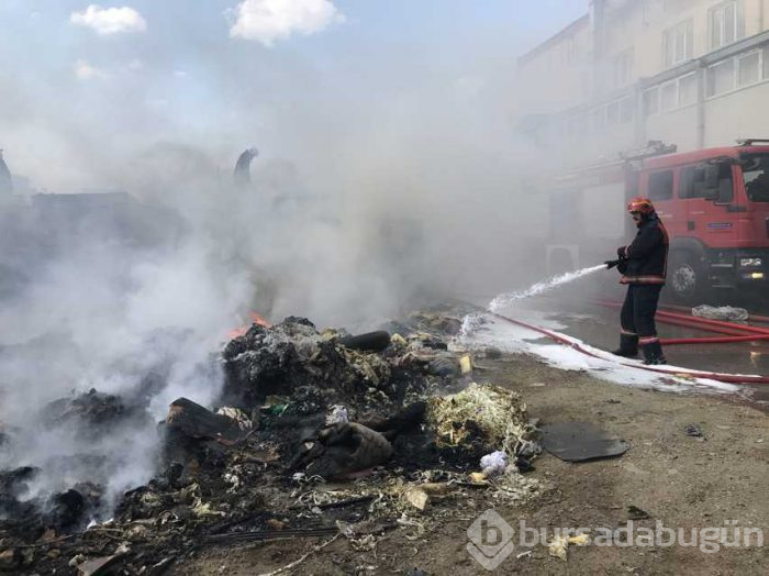 Bursa'da yedi emin deposunda büyük yangın