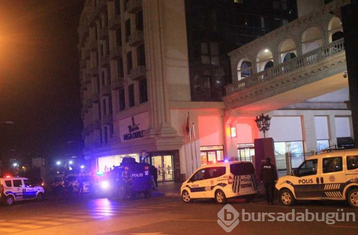 Lüks araç ile geldiler, AVM'ye ateş açtılar