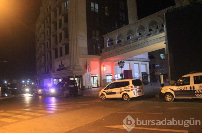 Lüks araç ile geldiler, AVM'ye ateş açtılar