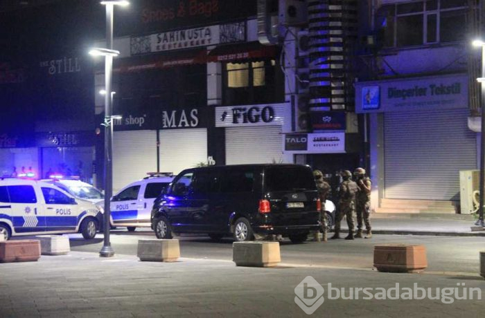 Lüks araç ile geldiler, AVM'ye ateş açtılar