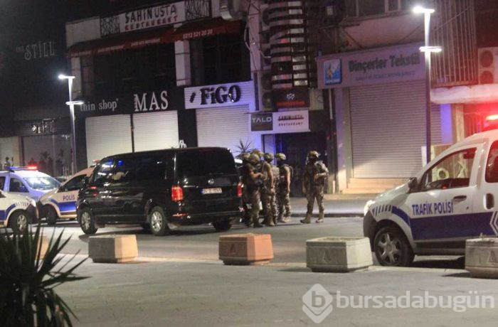 Lüks araç ile geldiler, AVM'ye ateş açtılar