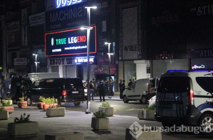 Lüks araç ile geldiler, AVM'ye ateş açtılar