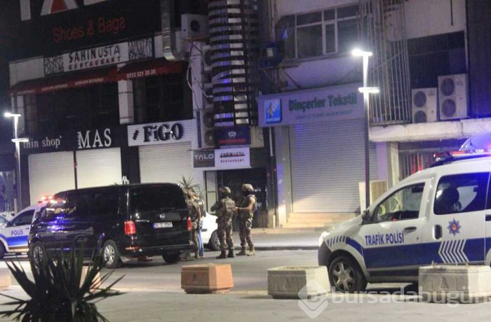 Lüks araç ile geldiler, AVM'ye ateş açtılar