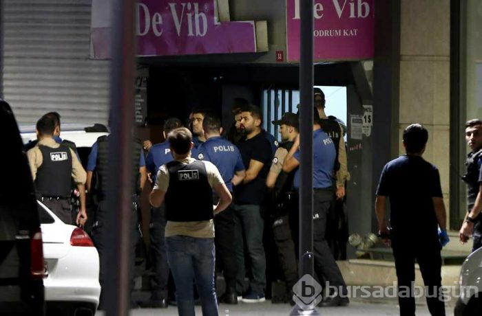 Lüks araç ile geldiler, AVM'ye ateş açtılar