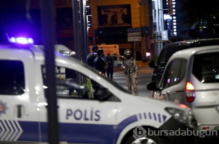 Lüks araç ile geldiler, AVM'ye ateş açtılar