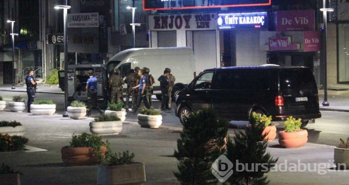 Lüks araç ile geldiler, AVM'ye ateş açtılar