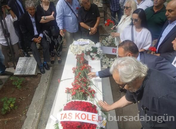 Tarık Akan,vefatının üçüncü yılında mezarı başında anıldı