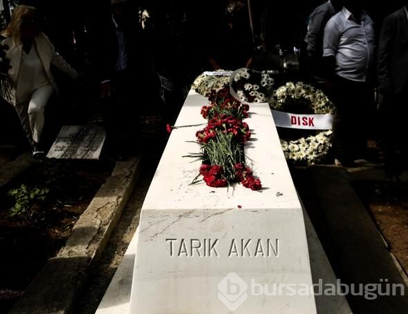 Tarık Akan,vefatının üçüncü yılında mezarı başında anıldı
