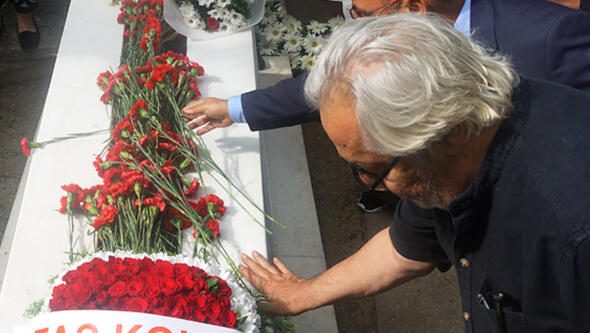 Tarık Akan,vefatının üçüncü yılında mezarı başında anıldı
