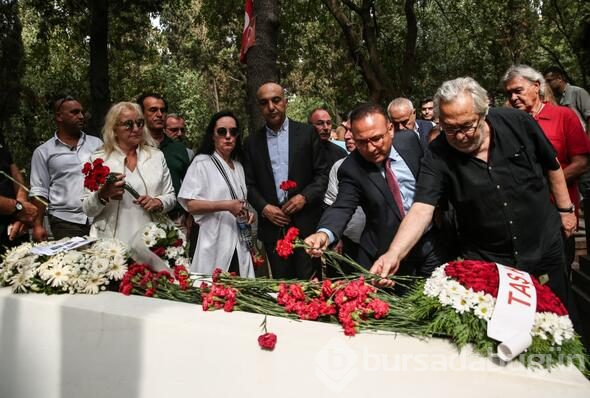 Tarık Akan,vefatının üçüncü yılında mezarı başında anıldı