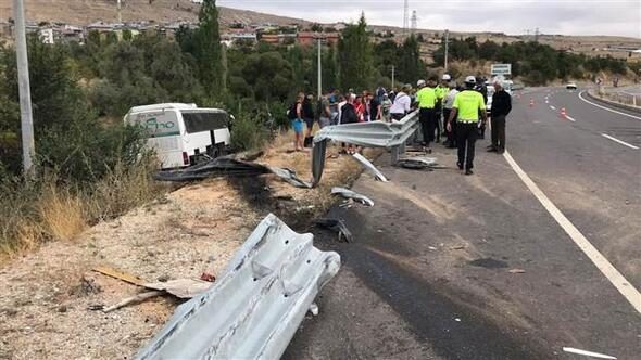 Lastiği patlayan tur otobüsü dere yatağına uçtu