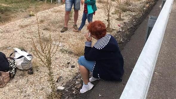 Lastiği patlayan tur otobüsü dere yatağına uçtu