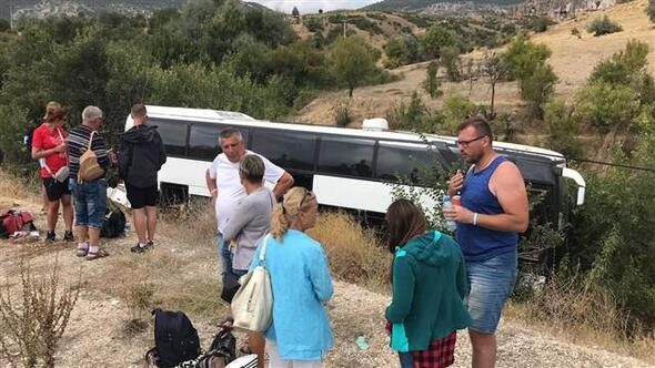 Lastiği patlayan tur otobüsü dere yatağına uçtu