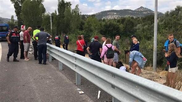 Lastiği patlayan tur otobüsü dere yatağına uçtu