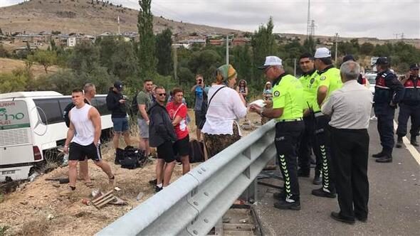 Lastiği patlayan tur otobüsü dere yatağına uçtu