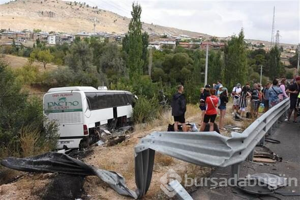 Lastiği patlayan tur otobüsü dere yatağına uçtu
