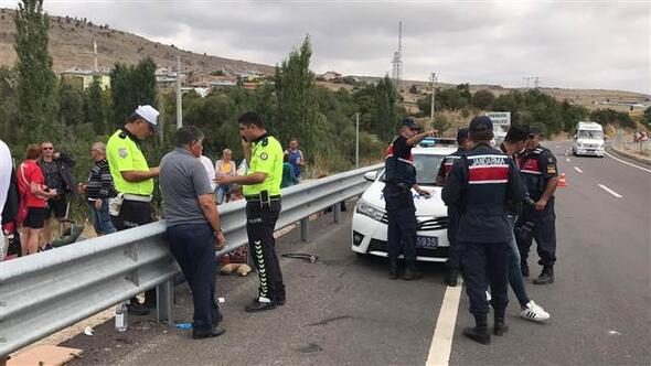 Lastiği patlayan tur otobüsü dere yatağına uçtu