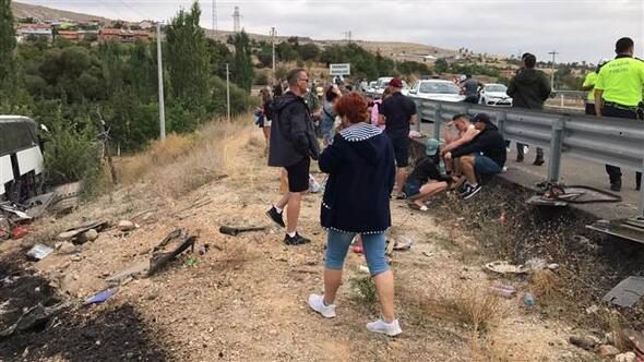 Lastiği patlayan tur otobüsü dere yatağına uçtu
