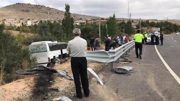 Lastiği patlayan tur otobüsü dere yatağına uçtu