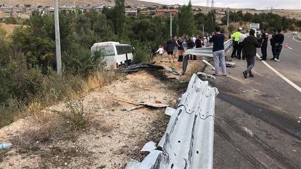 Lastiği patlayan tur otobüsü dere yatağına uçtu