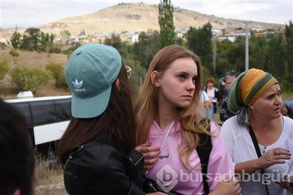 Lastiği patlayan tur otobüsü dere yatağına uçtu