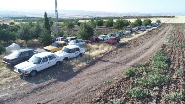 Bir evde 50 araç, gören şaşırıyor