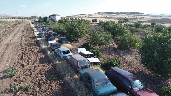Bir evde 50 araç, gören şaşırıyor
