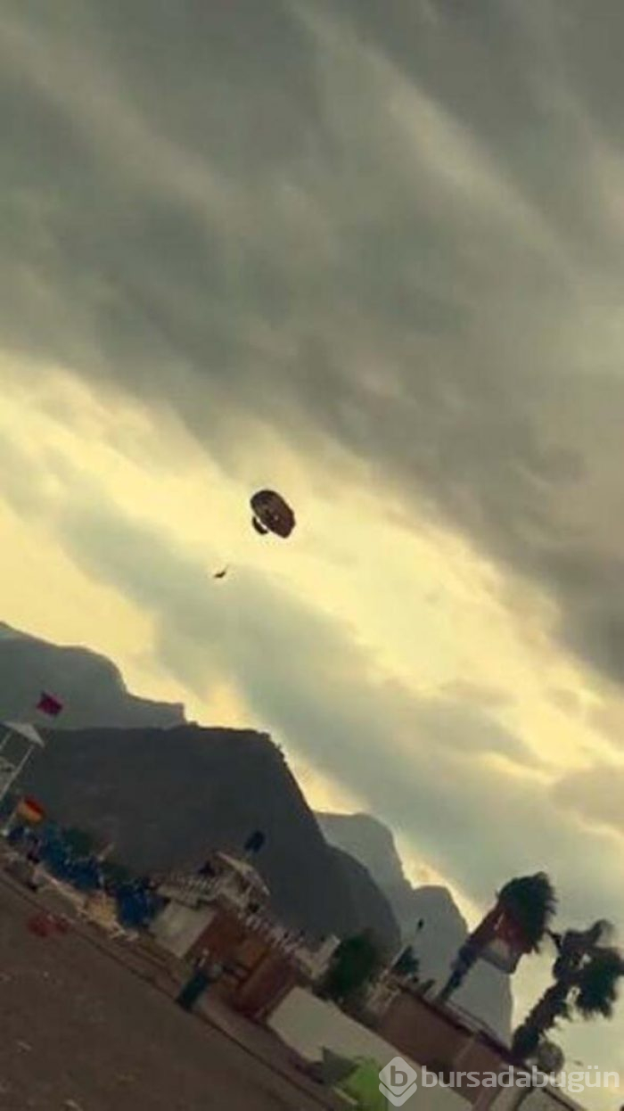 Deniz paraşütünün halatı koptu!