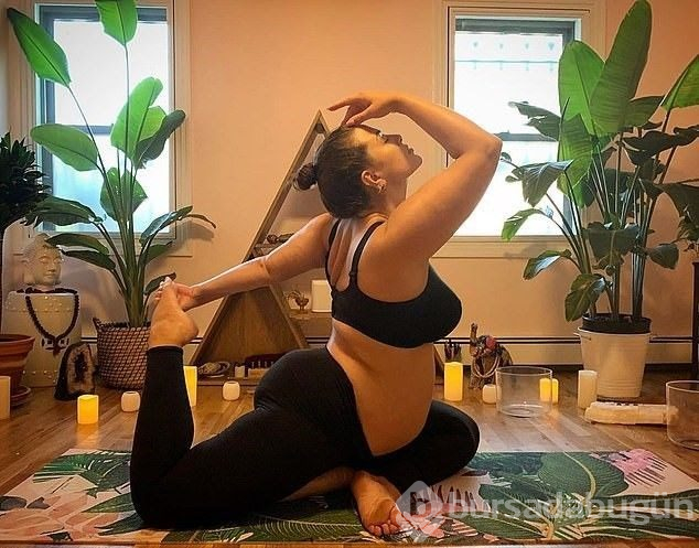 Ashley Graham'dan hamilelik yogası pozu