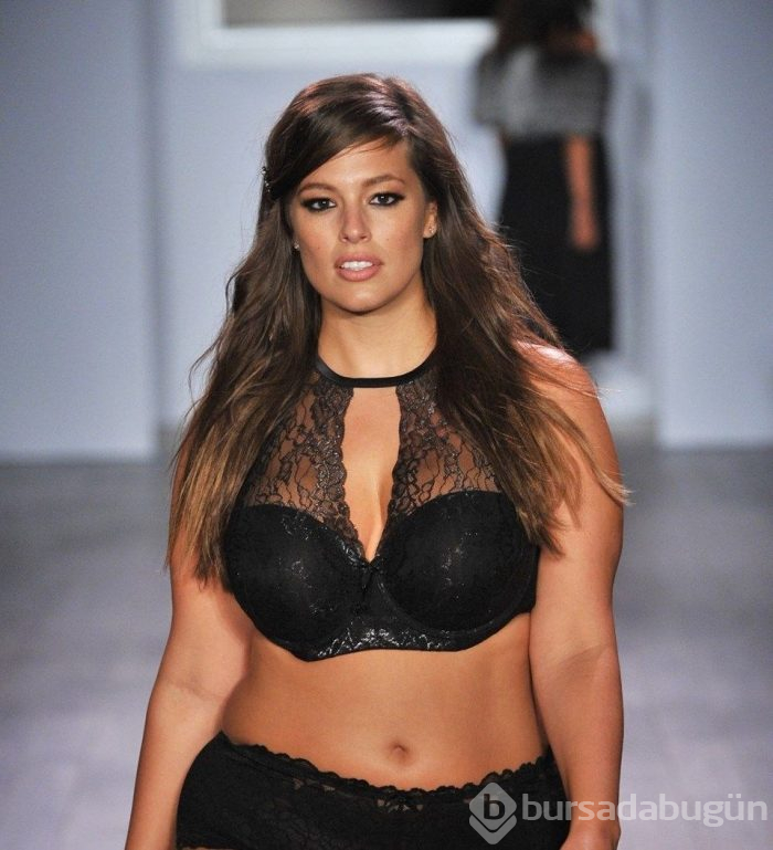 Ashley Graham'dan hamilelik yogası pozu