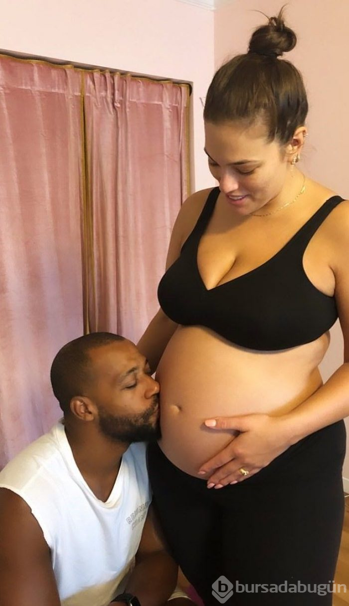 Ashley Graham'dan hamilelik yogası pozu