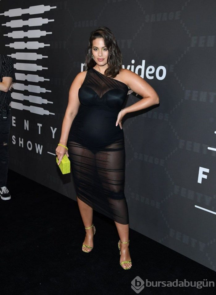 Ashley Graham'dan hamilelik yogası pozu