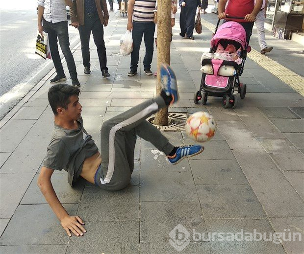 Futbol topuyla akrobatik hareketler yapan genç, ilgi topladı