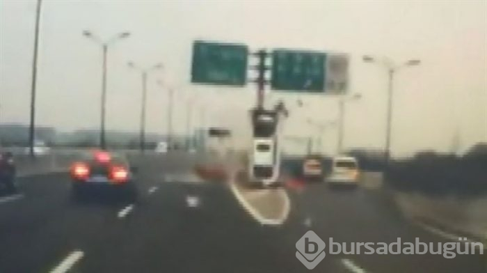Çin'de akılalmaz kaza: Otomobil dik durdu!