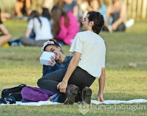 Aşıklar parkta çocuklar gibi eğlendi